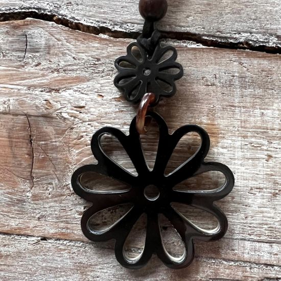 Mooie handgemaakte bloemvormige hanger buffelhoorn. Glans finish, lichtgewicht.
