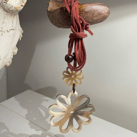 Mooie handgemaakte bloemvormige hanger buffelhoorn. Glans finish, lichtgewicht.