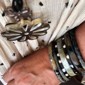 Mooie handgemaakte bloemvormige hanger buffelhoorn. Glans finish, lichtgewicht.