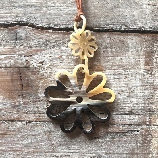 Mooie handgemaakte bloemvormige hanger buffelhoorn. Glans finish, lichtgewicht.