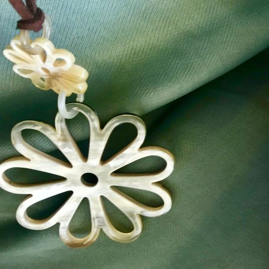 Mooie handgemaakte bloemvormige hanger buffelhoorn. Glans finish, lichtgewicht.