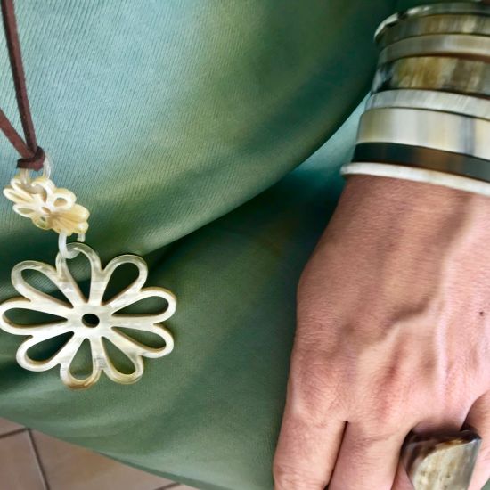 Mooie handgemaakte bloemvormige hanger buffelhoorn. Glans finish, lichtgewicht.