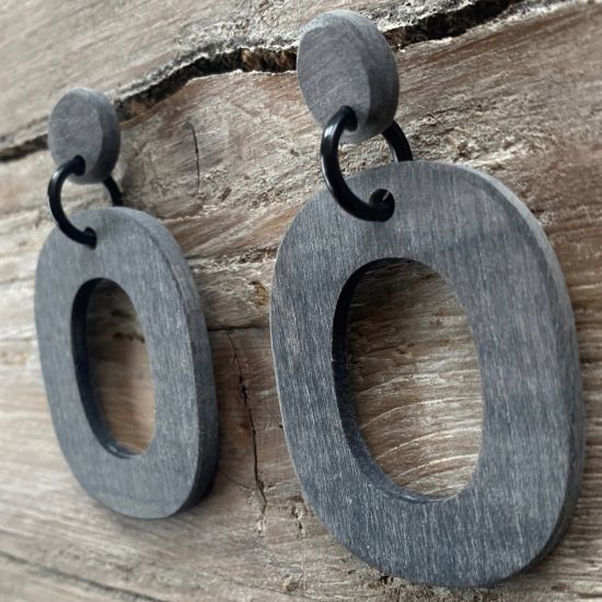 Handgemaakte buffelhoorn oorbellen, ovaal. 5x3.9cm. Matte finish grijs. Lichtgewicht.