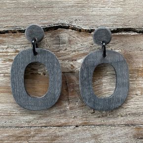 Handgemaakte buffelhoorn oorbellen, ovaal. 5x3.9cm. Matte finish grijs. Lichtgewicht.