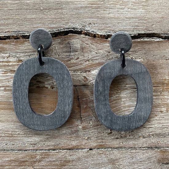 Handgemaakte buffelhoorn oorbellen, ovaal. 5x3.9cm. Matte finish grijs. Lichtgewicht.