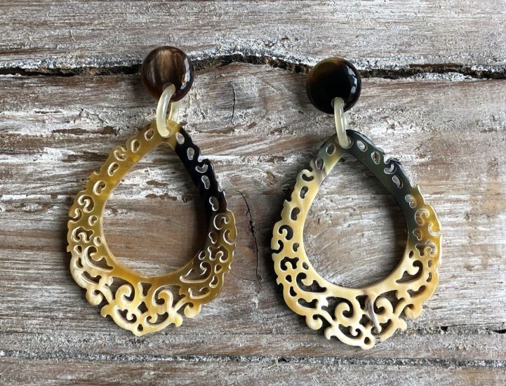 Sierlijk bewerkte buffelhoorn oorbellen 8x4.4cm. Gevarieerde lichte tintjes. Glans. Lichtgewicht.