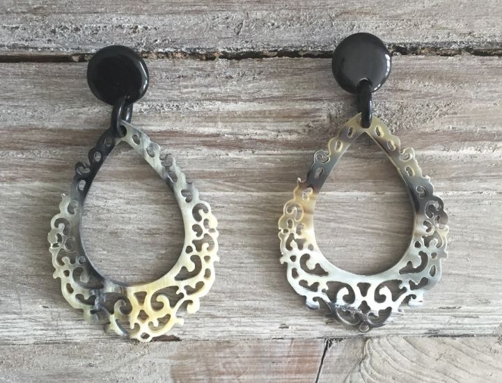 Sierlijk bewerkte buffelhoorn oorbellen 8x4.4cm. Gevarieerde lichte tintjes. Glans. Lichtgewicht.