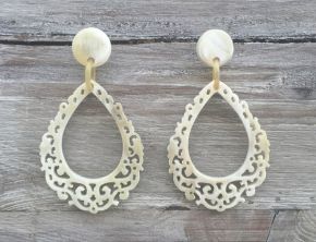 Sierlijk bewerkte buffelhoorn oorbellen 8x4.4cm. Lichte gevarieerde tinten. Mat. Lichtgewicht.