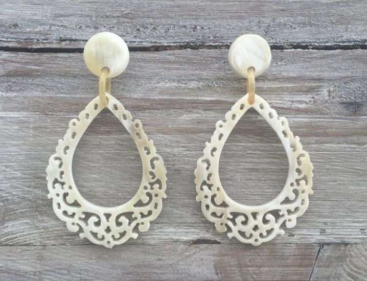 Sierlijk bewerkte buffelhoorn oorbellen 8x4.4cm. Lichte gevarieerde tinten. Mat. Lichtgewicht.