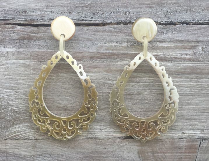 Sierlijk bewerkte buffelhoorn oorbellen 8x4.4cm. Lichte gevarieerde tinten. Mat. Lichtgewicht.