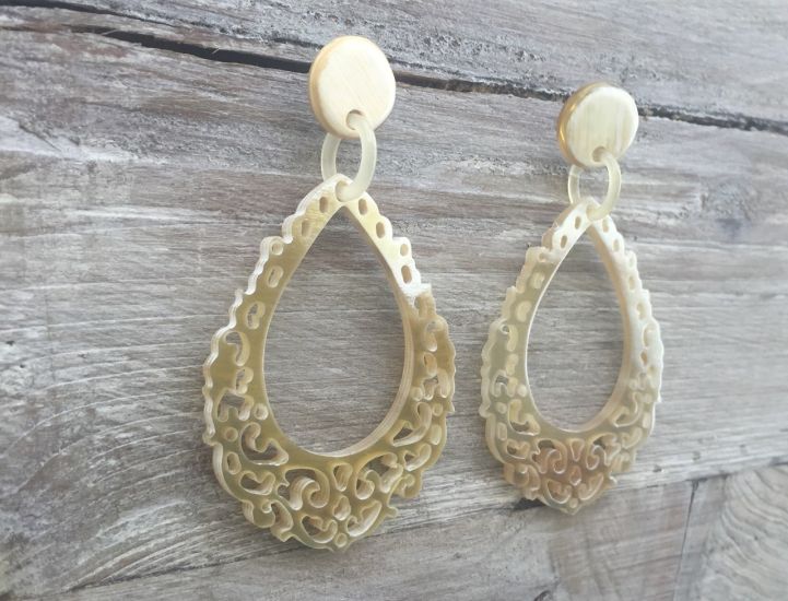 Sierlijk bewerkte buffelhoorn oorbellen 8x4.4cm. Lichte gevarieerde tinten. Mat. Lichtgewicht.