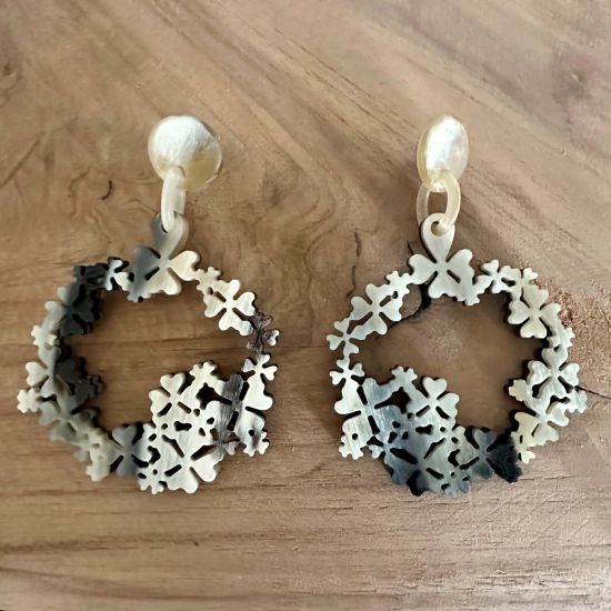 Buffelhoorn bloemenoorbellen 7.5 x 5.2 cm, lichte gevarieerde kleurtjes. Glans finish