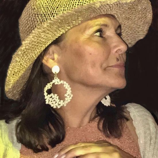 Buffelhoorn bloemenoorbellen 7.5 x 5.2 cm, lichte gevarieerde kleurtjes. Glans finish