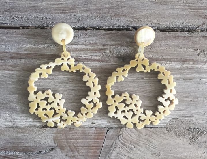 Buffelhoorn bloemenoorbellen 7.5 x 5.2 cm, lichte gevarieerde kleurtjes. Glans finish