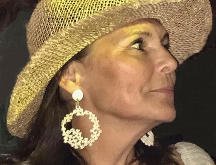 Buffelhoorn bloemenoorbellen 7.5 x 5.2 cm, lichte gevarieerde kleurtjes. Glans finish