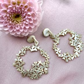 Buffelhoorn bloemenoorbellen 7.5 x 5.2 cm, lichte gevarieerde kleurtjes. Glans finish