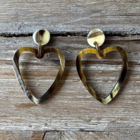 Hartvormige buffelhoorn oorbellen 5.9 x 4 cm. Gevarieerde tintjes. Glans finish. Lichtgewicht.