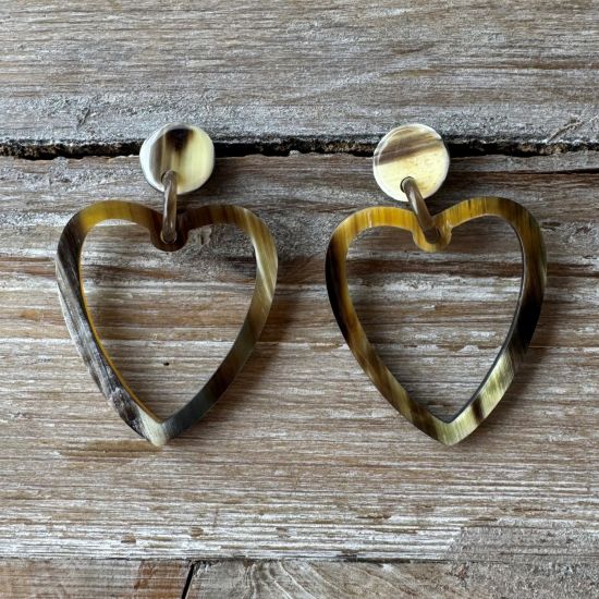 Hartvormige buffelhoorn oorbellen 5.9 x 4 cm. Gevarieerde tintjes. Glans finish. Lichtgewicht.