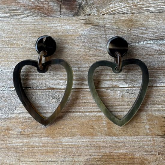 Hartvormige buffelhoorn oorbellen 5.9 x 4 cm. Gevarieerde tintjes. Glans finish. Lichtgewicht.