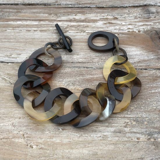 Buffelhoorn schakelarmbandje. Donkerbruin , glanzend. Lichtgewicht.