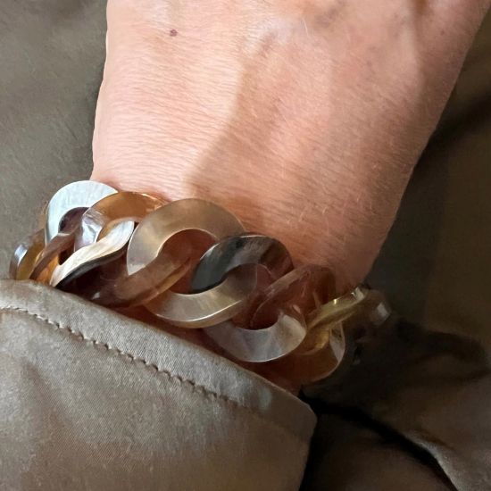 Buffelhoorn schakelarmbandje. Donkerbruin , glanzend. Lichtgewicht.