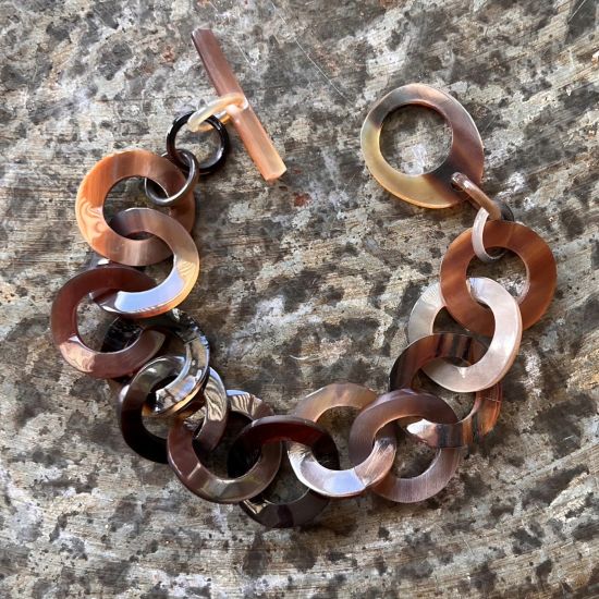 Buffelhoorn schakelarmbandje. Donkerbruin , glanzend. Lichtgewicht.