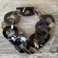 Buffelhoorn schakelarmbandje. Donkerbruin , glanzend. Lichtgewicht.