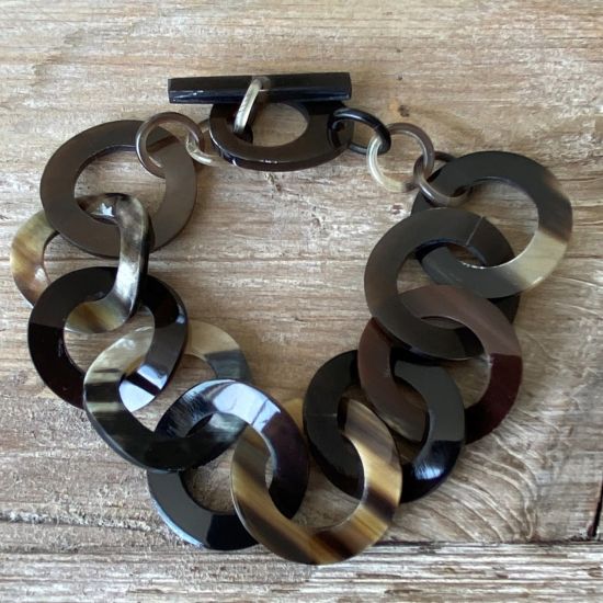 Buffelhoorn schakelarmbandje. Donkerbruin , glanzend. Lichtgewicht.