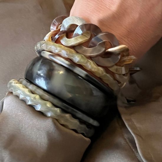 Buffelhoorn schakelarmbandje. Donkerbruin , glanzend. Lichtgewicht.