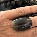 Handgemaakte buffelhoorn ring in gevarieerde tintjes. Glans finish +/- 4cm