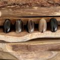 Handgemaakte buffelhoorn ring in gevarieerde tintjes. Glans finish +/- 4cm