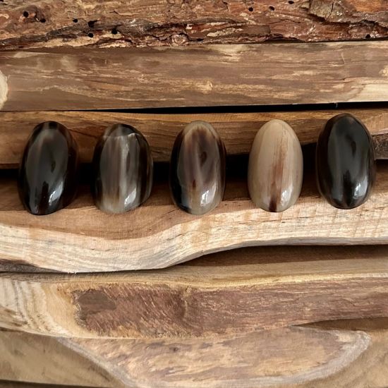 Handgemaakte buffelhoorn ring in gevarieerde tintjes. Glans finish +/- 4cm