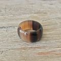 Handgemaakte buffelhoorn ring in donkere tintjes. +/- 1cm. Glans finish.