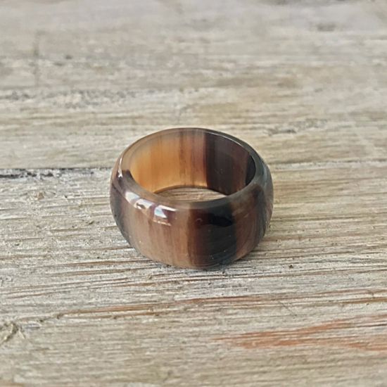 Handgemaakte buffelhoorn ring in donkere tintjes. +/- 1cm. Glans finish.