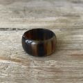 Handgemaakte buffelhoorn ring in donkere tintjes. +/- 1cm. Glans finish.