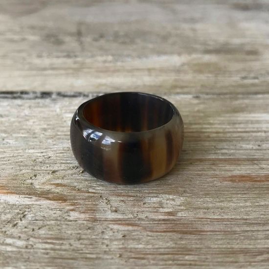 Handgemaakte buffelhoorn ring in donkere tintjes. +/- 1cm. Glans finish.
