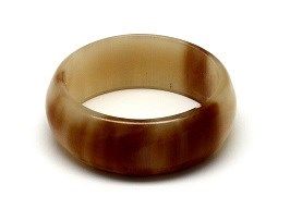 Handgemaakte buffelhoorn ring in lichte tintjes. Glans finish.