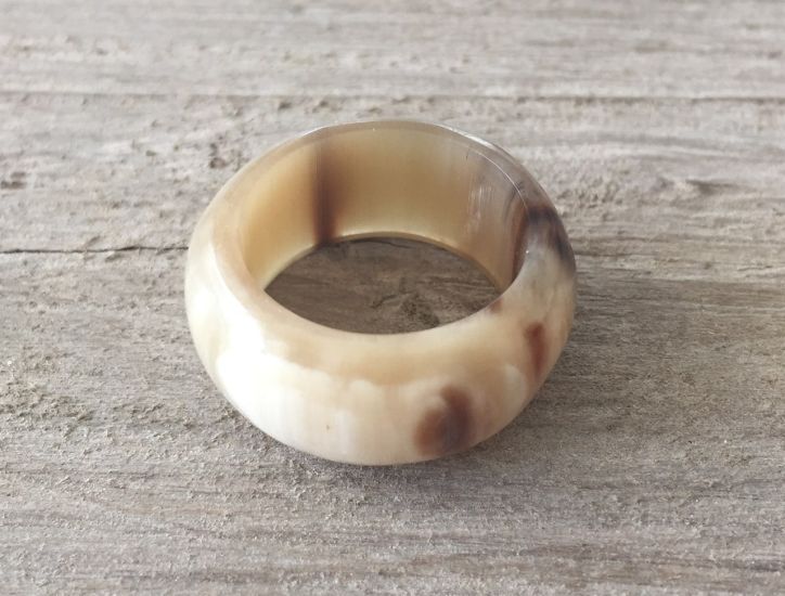 Handgemaakte buffelhoorn ring in lichte tintjes. Glans finish.