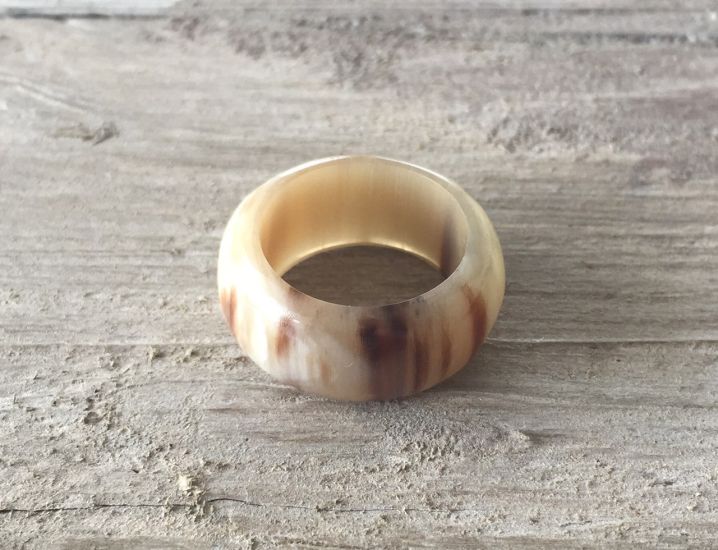 Handgemaakte buffelhoorn ring in lichte tintjes. Glans finish.