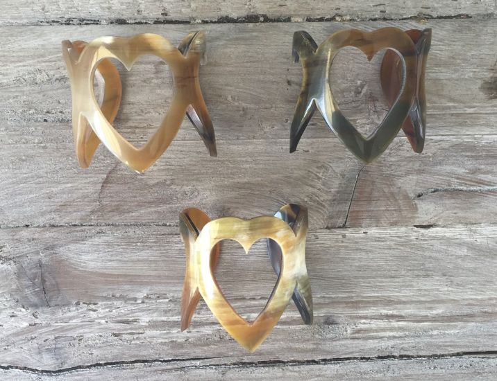 Hartenarmband buffelhoorn breed 6.5cm, binnenmaat 6.0-6.5cm, hoog glans afwerking. Licht in gewicht.