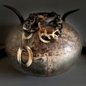 Stoere handgemaakte ketting buffelhoorn. Glans finish, lichtgewicht. Bruintinten. Lengte 116cm.