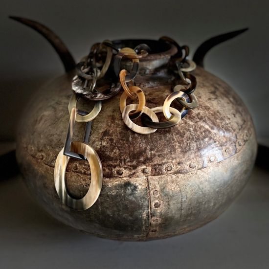 Stoere handgemaakte ketting buffelhoorn. Glans finish, lichtgewicht. Bruintinten. Lengte 116cm.