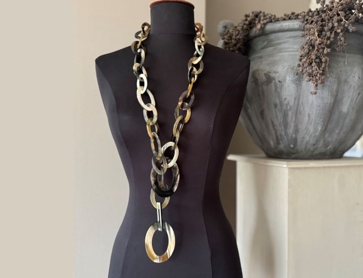 Stoere handgemaakte ketting buffelhoorn. Glans finish, lichtgewicht. Bruintinten. Lengte 116cm.