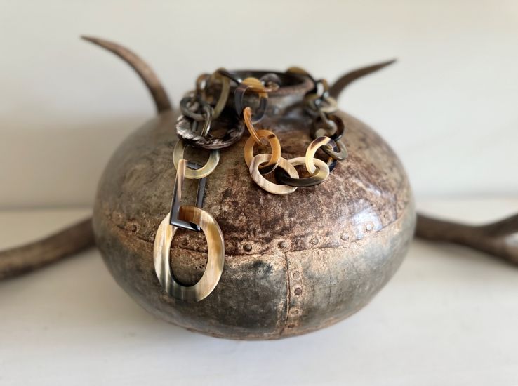 Stoere handgemaakte ketting buffelhoorn. Glans finish, lichtgewicht. Bruintinten. Lengte 116cm.