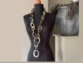 Stoere handgemaakte ketting buffelhoorn. Glans finish, lichtgewicht. Bruintinten. Lengte 116cm.