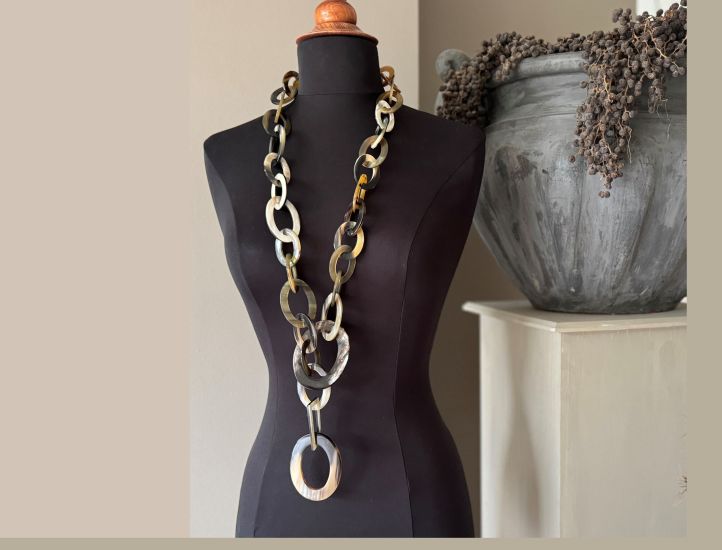 Stoere handgemaakte ketting buffelhoorn. Glans finish, lichtgewicht. Bruintinten. Lengte 116cm.