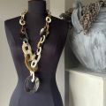 Stoer, handgemaakt collier buffelhoorn collier. Lichte tintjes. Glanzend, lichtgewicht. Lengte 100 cm.