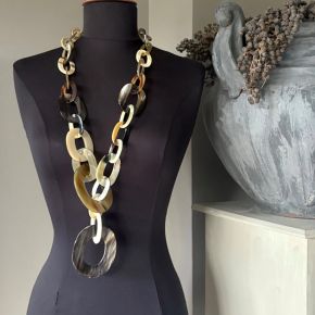 Stoer, handgemaakt collier buffelhoorn collier. Lichte tintjes. Glanzend, lichtgewicht. Lengte 100 cm.