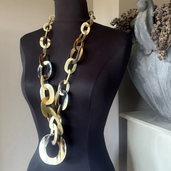 Stoer, handgemaakt collier buffelhoorn collier. Lichte tintjes. Glanzend, lichtgewicht. Lengte 100 cm.