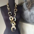 Stoer, handgemaakt collier buffelhoorn collier. Lichte tintjes. Glanzend, lichtgewicht. Lengte 100 cm.